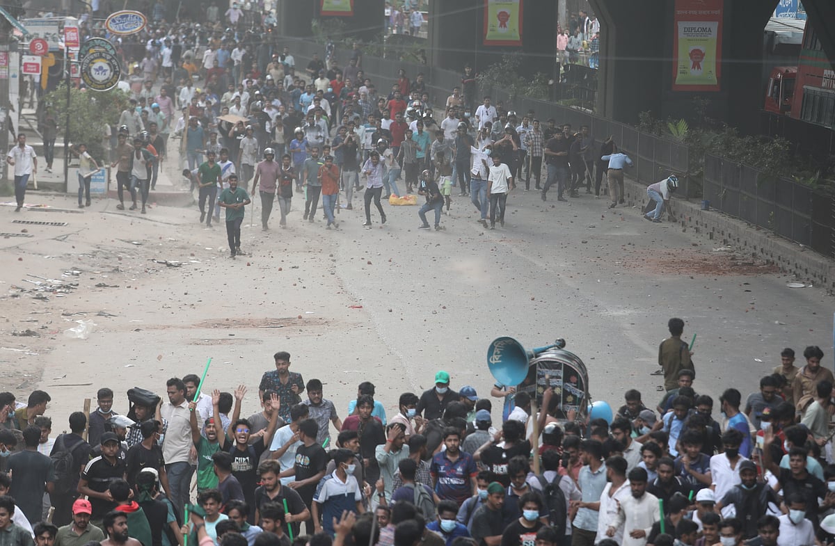 চট্টগ্রামে যুবলীগ-ছাত্রলীগের নেতা-কর্মীদের সঙ্গে আন্দোলনকারীদের সংঘর্ষ। আজ বিকেল পাঁচটায় মুরাদপুর এলাকায়